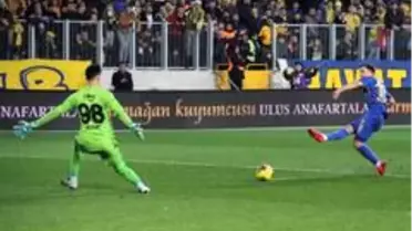 Süper Lig: MKE Ankaragücü: 1 - Fenerbahçe: 0 (İlk yarı)