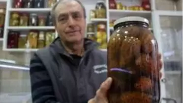 (Özel) Tüm meyve ve sebzeler onun elinde turşuya dönüşüyor