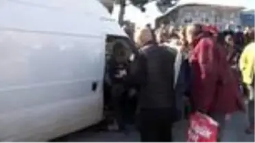 Aydın kırmızı ışıkta geçen minibüs otomobile çarptı: 3 yaralı