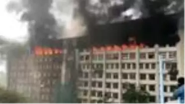Hindistan'da resmi dairelerin olduğu binada korkutan yangın