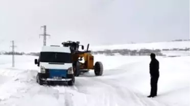 Ağrı'da kar ve tipi nedeniyle yolda mahsur kalan 13'ü öğrenci 15 kişi kurtarıldı