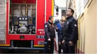 Çatı katından çıkan dumanları polis ekipleri fark etti