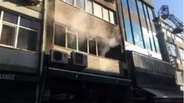 Kadıköy'de 3 katlı binada yangın