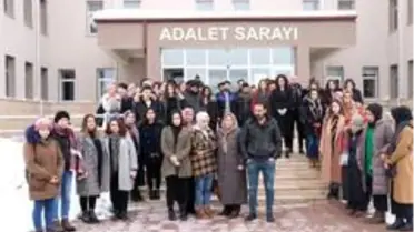 Kazada ölen arkadaşları için adliye önünde toplandılar