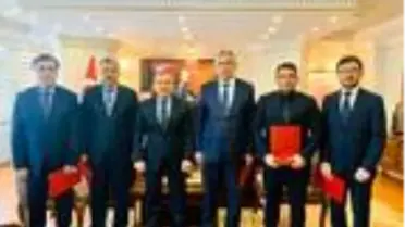 Annesinin kapısına ırkçı ifadeler yazdıran gurbetçinin oyununu bozan polisler ödüllendirildi
