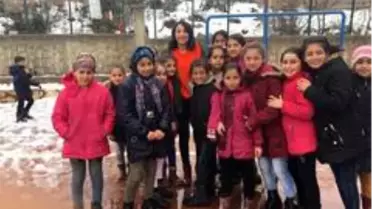 Diyarbakırlı gönüllülerden köy okulu öğrencilerine bot ve mont yardımı