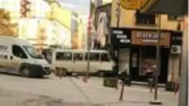 Freni boşalan minibüs, bir dükkanın duvarına çarparak durabildi