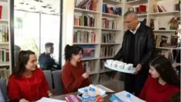 Mezitli'deki Kafe Kütüphanede her gün çorba ikramı yapılıyor