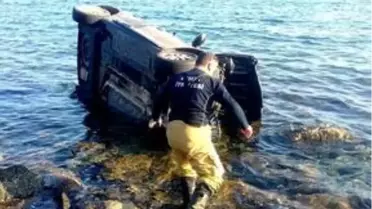 Urla'da virajda savrulan otomobil denize düştü: 1 yaralı