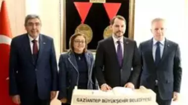 Bakan Albayrak Fatma Şahin'i ziyaret etti