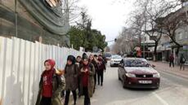 Bitmeyen restorasyon öğrencilerin hayatını tehdit ediyor