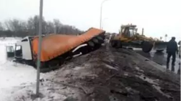 Rusya'da tır altına aldığı otomobille şarampole uçtu: 2 ölü