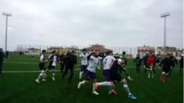 Maçtan sonra saha karıştı, futbolcular birbirine girdi