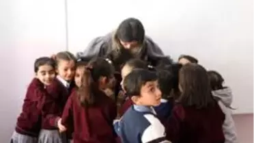 Öğretmeni, depremde hayatını kaybeden öğrencisi için gözyaşı döktü
