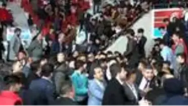 Ülkü Ocakları'nın düzenlediği gecede 2 grup birbirine girince sunucu kavgayı durdurmak için İstiklal Marşı'nı okudu