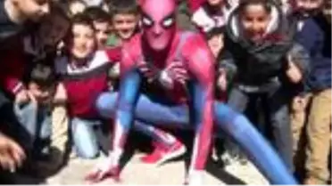 Elazığ örümcek adam depremzede çocukları eğlendirdi
