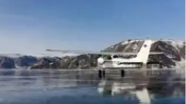 Rus pilot küçük uçağıyla buz tutan Baykal gölüne iniş yaptı