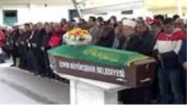 Samsun'daki evinde ölü bulunan doktor, izmir'de toprağa verildi