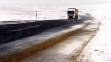 Ardahan ile Kars'ta kar yağışı etkili oluyor