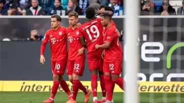 Hoffenheim - Bayern Münih maçında küfürlü pankartlar açılınca, hakemler soyunma odasına gitti
