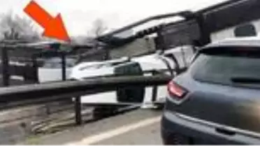 Tır devrildi, sıfır kilometre araçlar hurdaya döndü