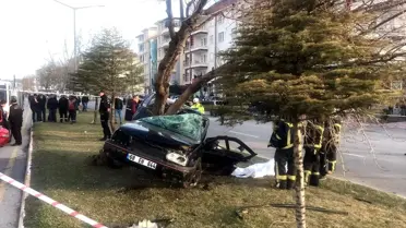 Aksaray'da otomobil ağaca çarptı: 2 ölü, 1 yaralı