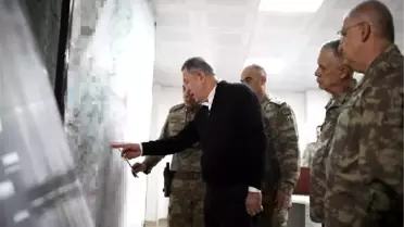 Bakan Akar, sınırdaki birliklerde incelemelerde bulundu