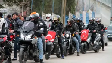 Motosiklet tutkunlarından konvoy, öğrencilerden şehitlere saygı yürüyüşü