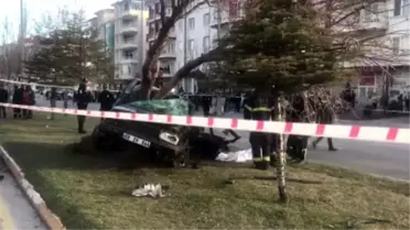 Otomobil ağaca çarptı: 2 ölü, 1 yaralı