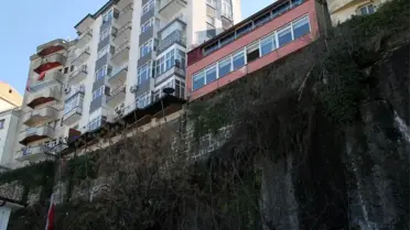 Giresun'da kayalar üzerindeki evler görüntüleri ile dikkat çekiyor