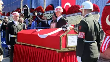 İzmir şehidini uğurladı: 10 yaşındaki çocuktan duygulandıran davranış