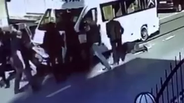Kaza sonrası tekme tokat darp edilen sürücünün görüntüleri güvenlik kamerasına yansıdı