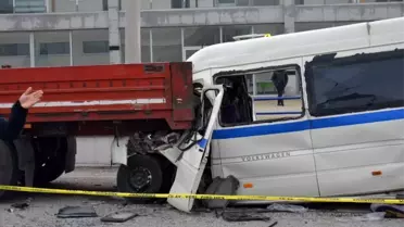 Manisa'da feci kaza: 2 ölü, 8 yaralı