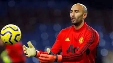 Manchester United, 37 yaşındaki kalecisi Lee Grant'in sözleşmesini uzattı