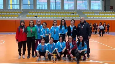 20 takımın katıldığı turnuvada Altıntaş'a üçüncülük kupası kazandırdılar