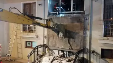 Apartmanın sundurması çöktü
