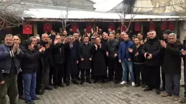 Bayraklarla donattıkları ilçede Mehmetçiğe destek verdiler