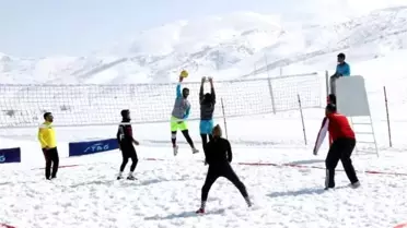 Bitlis'te, bölgenin ilk kar voleybolu turnuvası düzenlendi