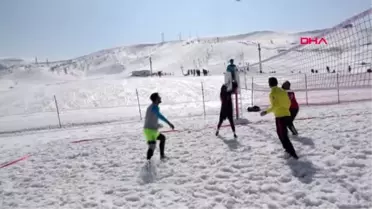 Bitlis'te, bölgenin ilk kar voleybolu turnuvası düzenlendi