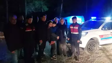 Ormanda araçları çamura saplanan baba ve oğlu kurtarıldı