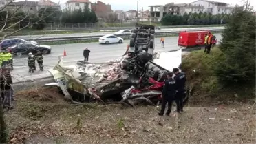 TEM'de et yüklü TIR takla attı: 2 yaralı