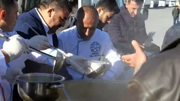 Habur'da bekleyen şoförlere çorba ikramı