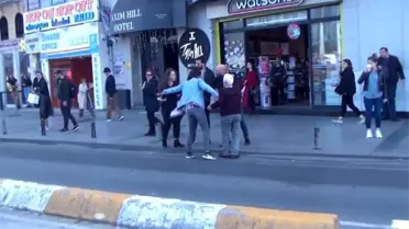(Özel) Taksim'de tacize uğradığını iddia eden genç kız sinir krizi geçirdi