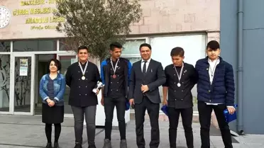 Fethiye'deki yemek yarışmasından Ayvalık'a bir kupa ve 6 madalya ile döndüler