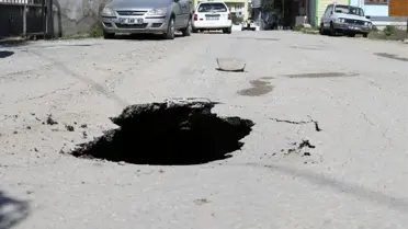 Otomobilin geçtiği sırada yol çöktü