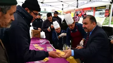 Isparta Belediyesinden helva dağıtımı