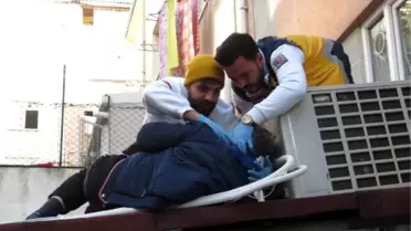 Kadıköy'de 4. kattan düşen kişiyi kurtarma seferberliği