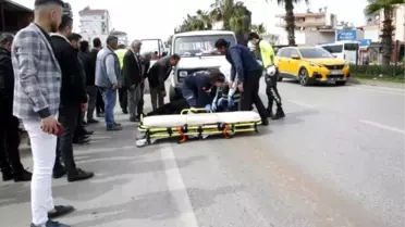 Otomobilin açılan kapısına çarpan motosikletli, kamyonetin altında kaldı