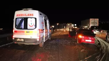 TEM'de önündeki otomobile çarpan gübre yüklü kamyon devrildi