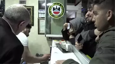 Ağrı'da memleketlerine gitmek isteyen üniversiteliler terminale akın etti